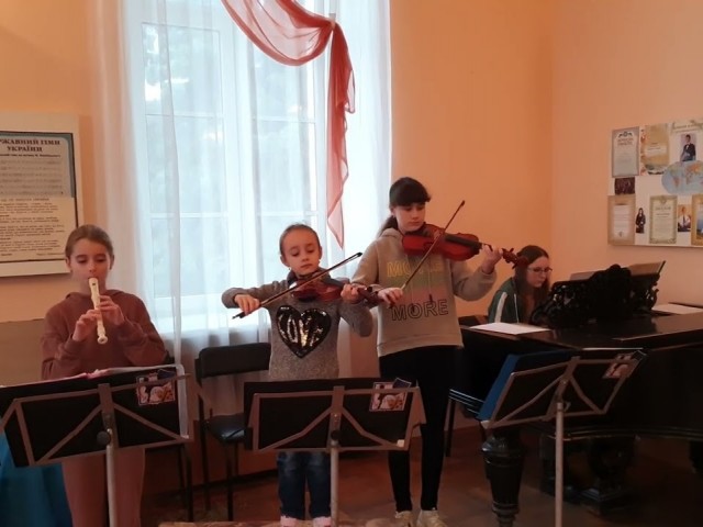 Інструментальне тріо: Чопенко Аліса, Прядка Аліна, Шереметова Анна