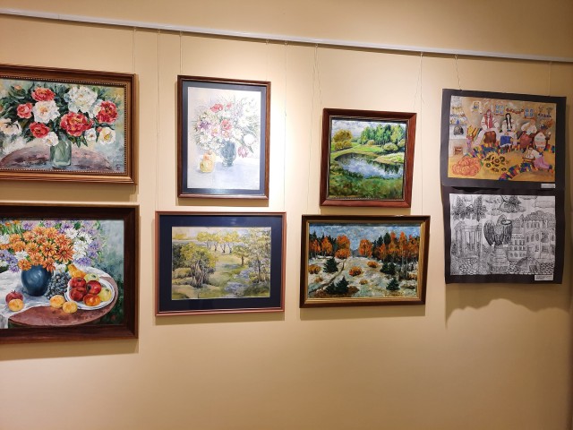 Проходить виставка учнівських робіт образотворчого відділу "Викладач і учні"