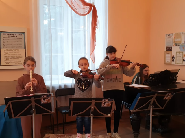 Інструментальне тріо: Чопенко Аліса, Прядка Аліна, Шереметова Анна