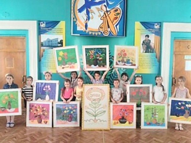 Відкрилась  виставка малюнків Що там – за вікном?