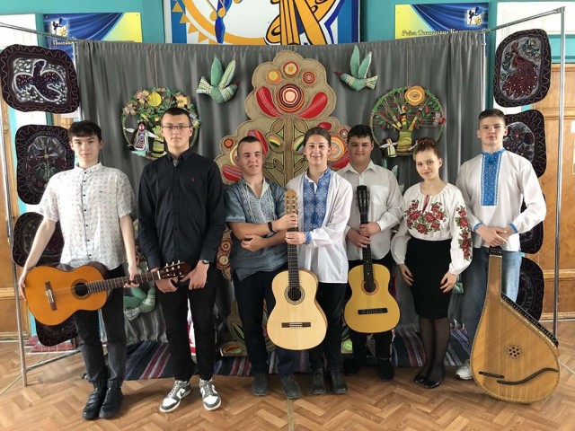 Випускний іспит народного струнного відділу.