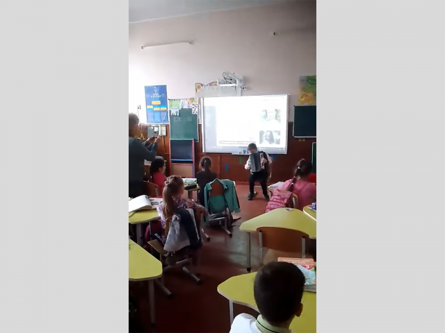 Музичне вітання для викладача та однокласниць зі святом 8 березня від Семка Андрія