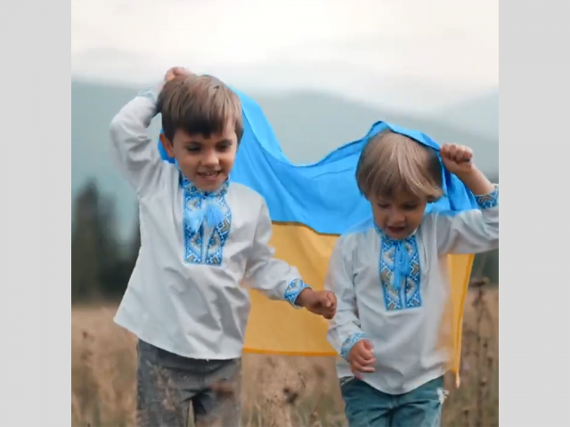 Виставка дитячих робіт "Кольори гідності" до Дня Державного прапора